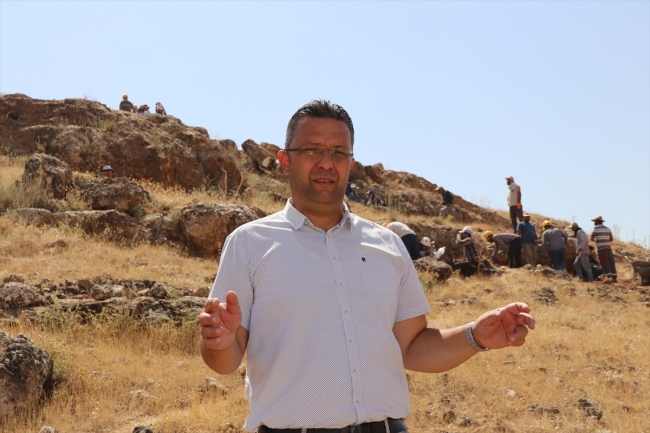 Zerzevan Kalesi'nde bin 700 yıllık kaya mezarlığı ve gizli geçit bulundu